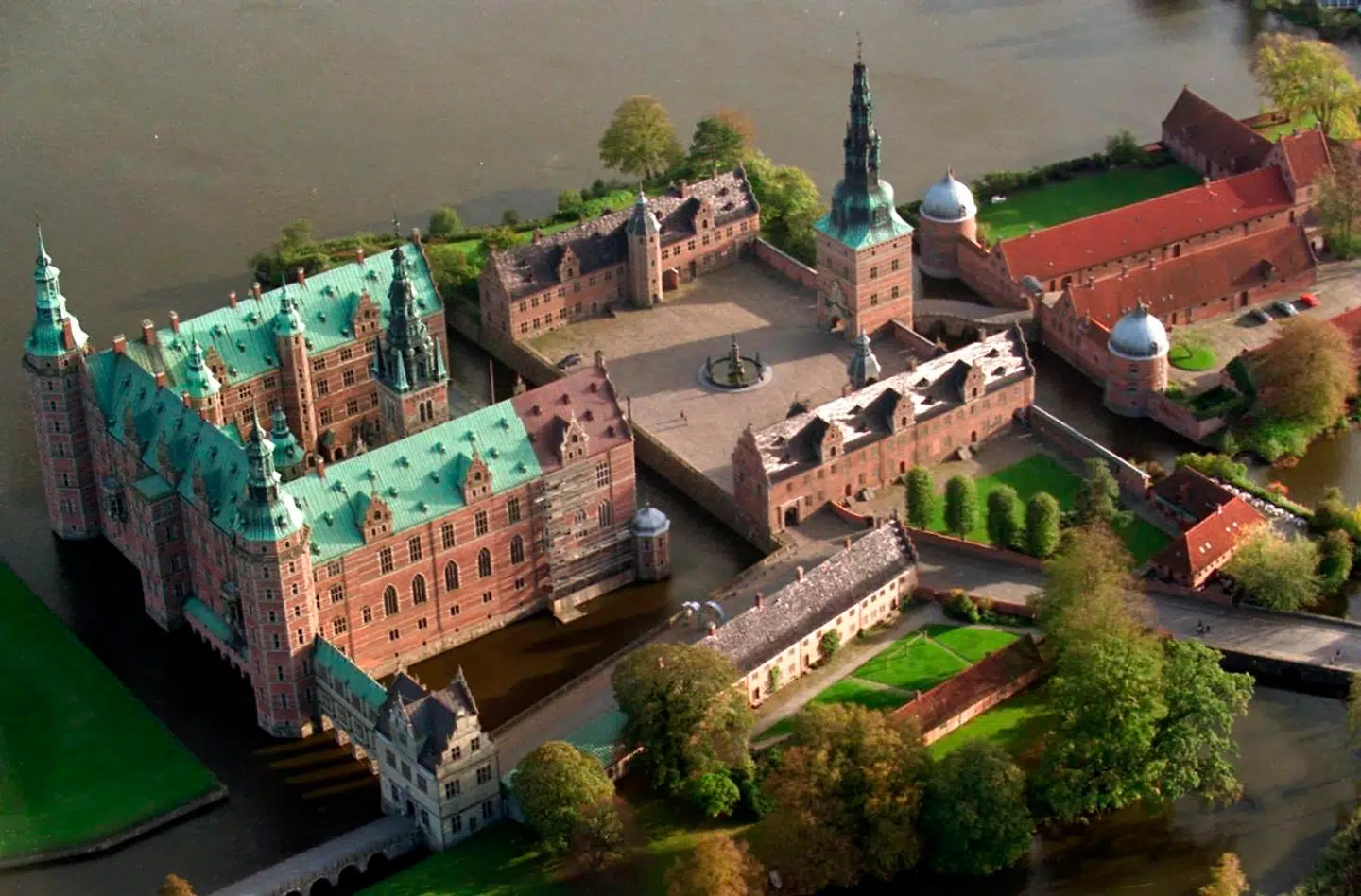 Det var meningen, at 'Jul på slottet' skulle have været lavet på Frederiksborg Slot i Hillerød. Men det var simelt hen for stort.