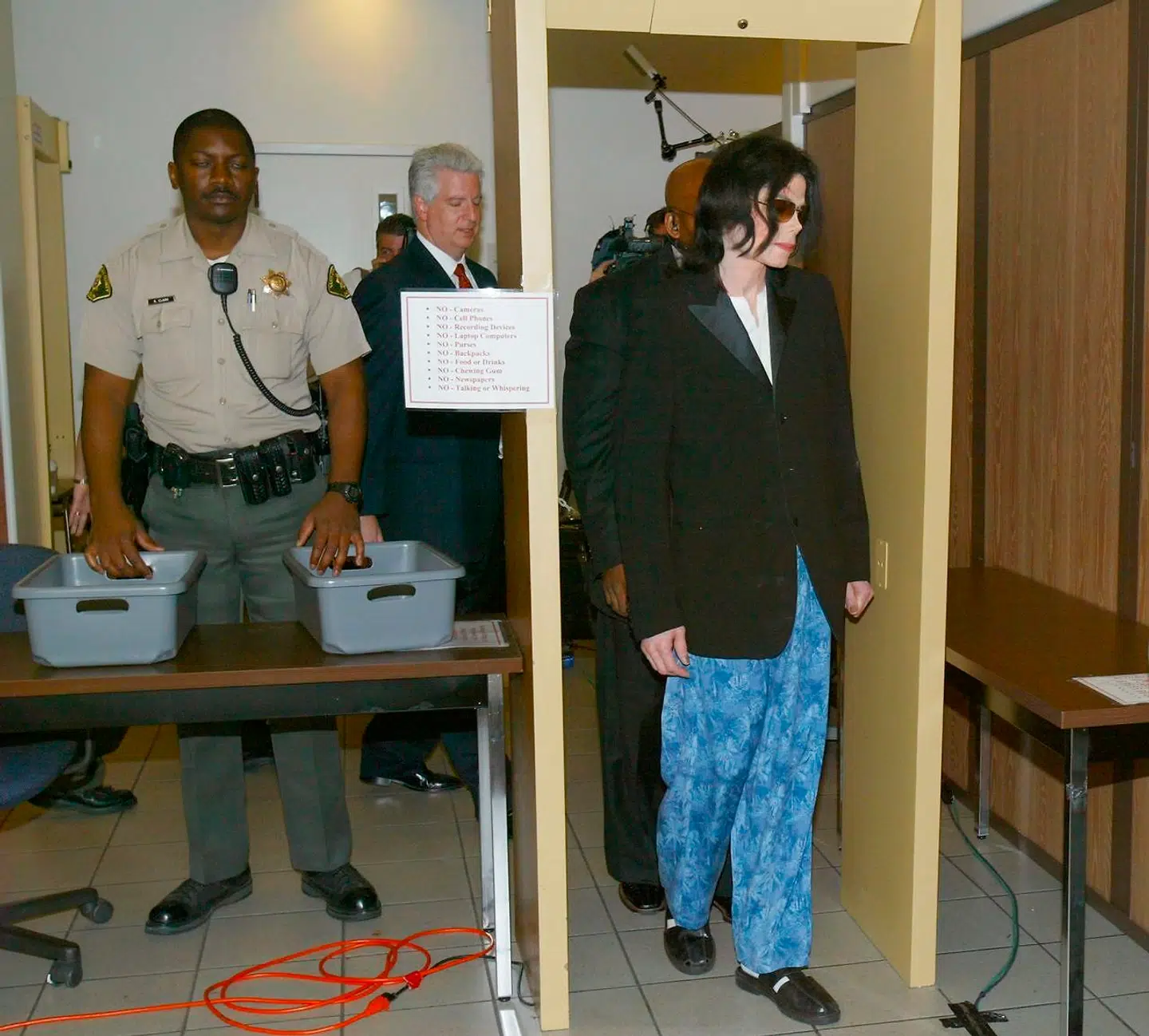 Under retssagen i Santa Maria 2005, Californien mødte Michael Jackson flere gange op i pyjamasbukser.