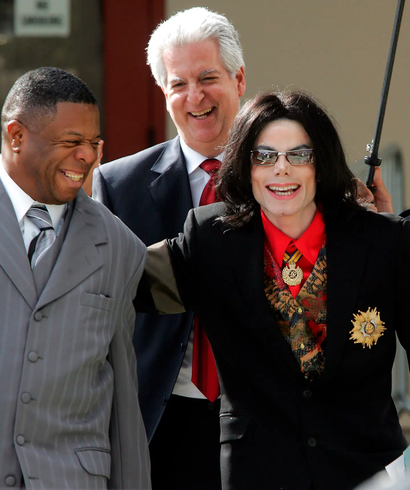 Michael Jackson sammen med sin advokat Brian Oxman (med hvidt år). Efter frifindelsen i 2005.