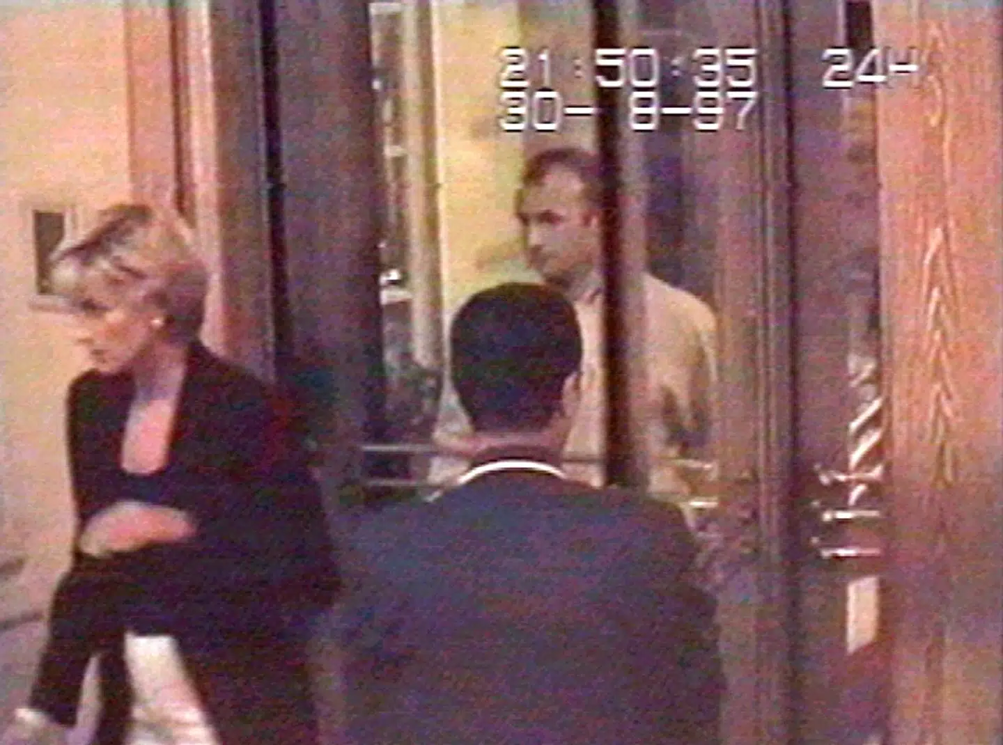 Det sidste foto taget af Prinsesse Diana i live. Her forlader hun Ritz Hotel i Paris.