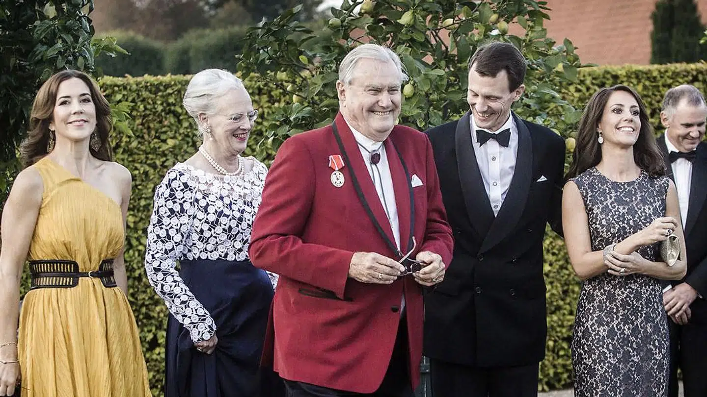 Det var svært ikke at være i godt humør, når var sammen med prins Henrik, fortæller Stéphanie Surrugue. Her ses han i selskab med kongefamilien, som han også kunne få til at grine.