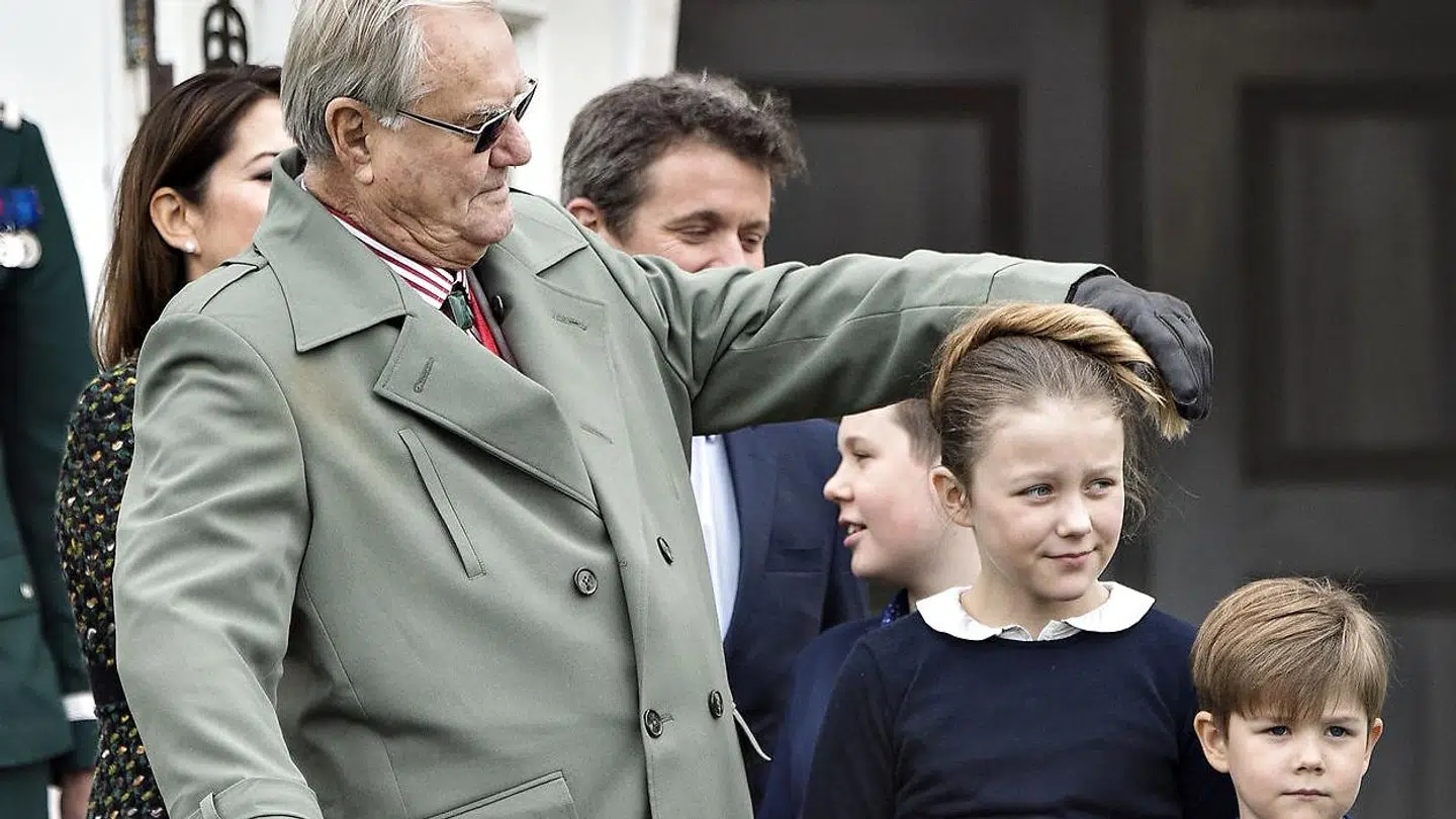 Prins Henrik var den mest farverige af kongehusets medlemmer. Her driller han prinsesse Isabella i 2017.