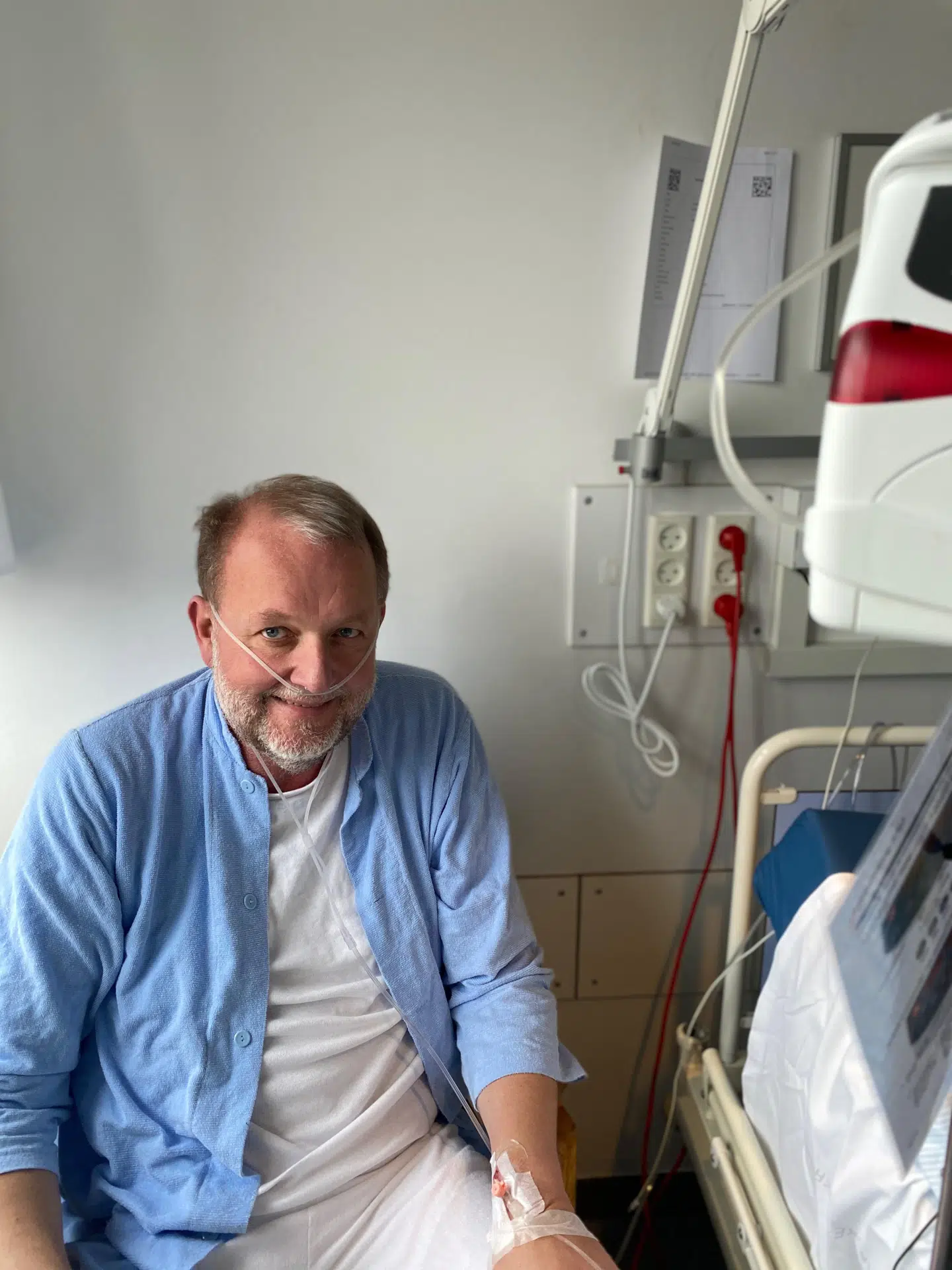 Lars Christian Lilleholt smiler, men det var hårdt at være indlagt i isolation på OUH. Man skal tage sygdommen alvorligt og ikke sammenligne den med influenza, siger han. (Privatfoto).