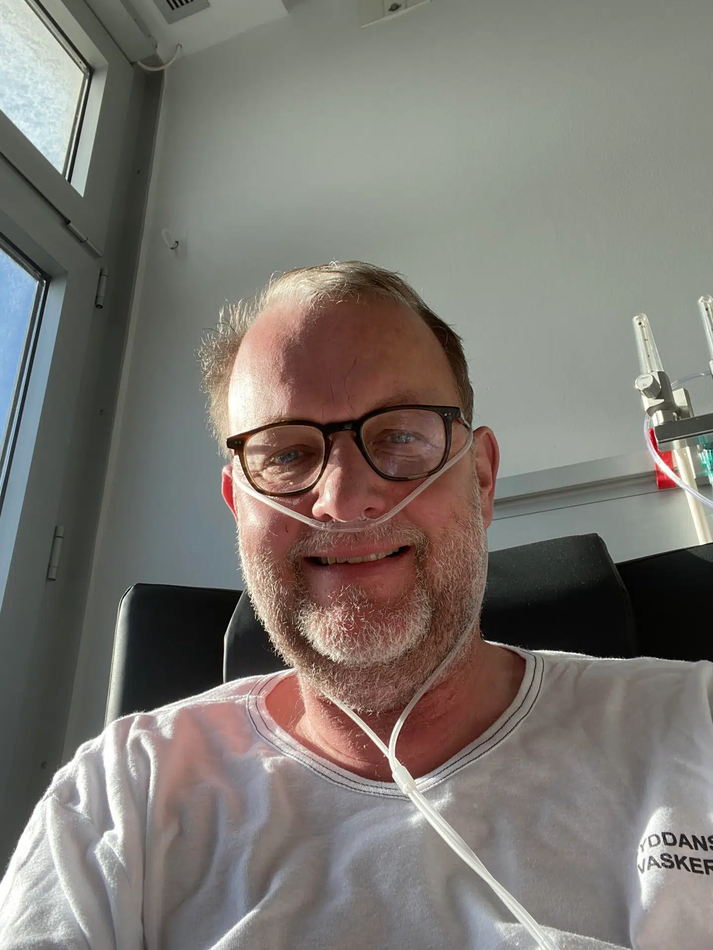 Lars Christian Lilleholt smiler, men det var hårdt at være indlagt i isolation på OUH. Man skal tage sygdommen alvorligt og ikke sammenligne den med influenza, siger han. (Privatfoto).