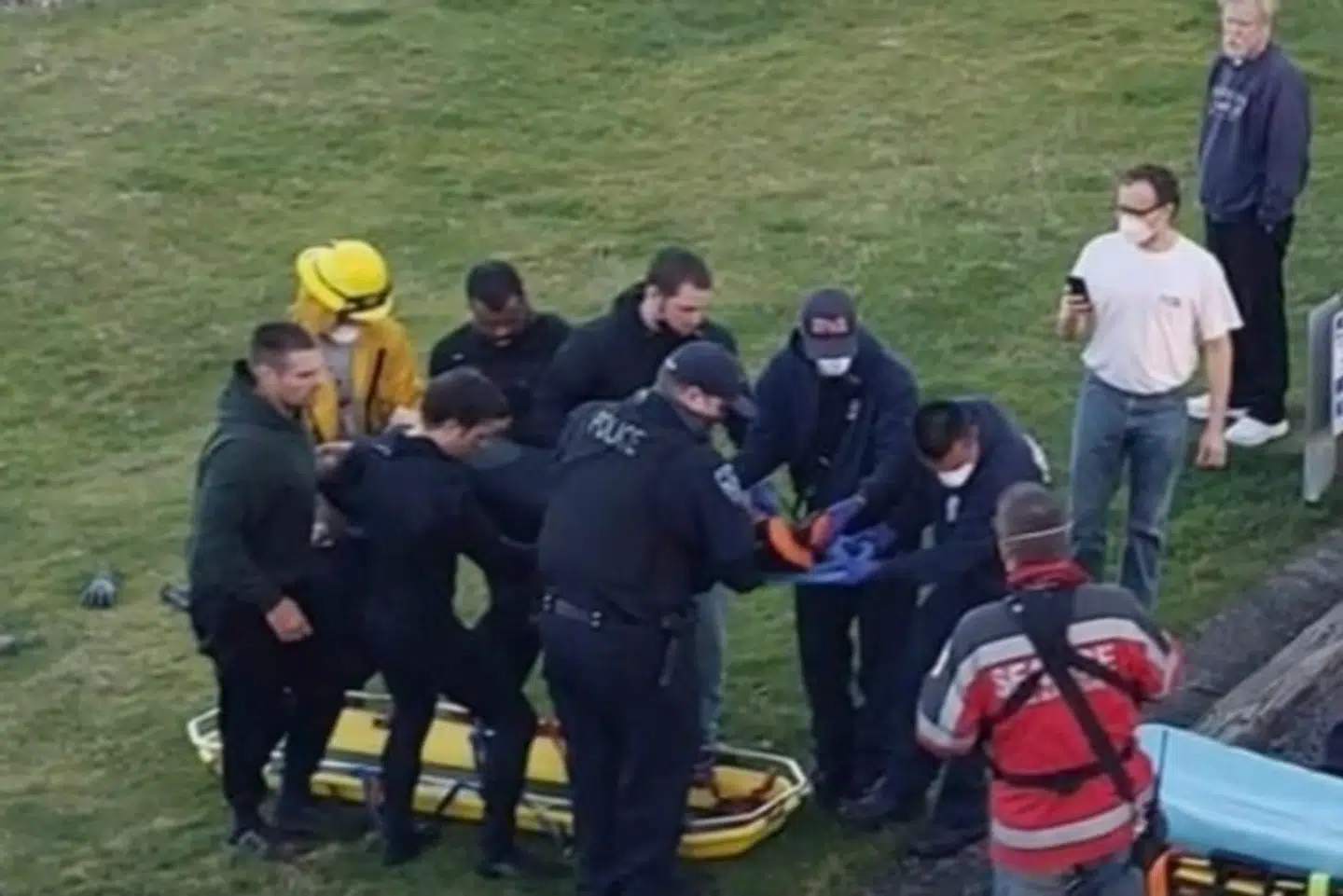 Cole Herrington bæres på en båre ind i ambulancen på stranden syd for byen Seaside.