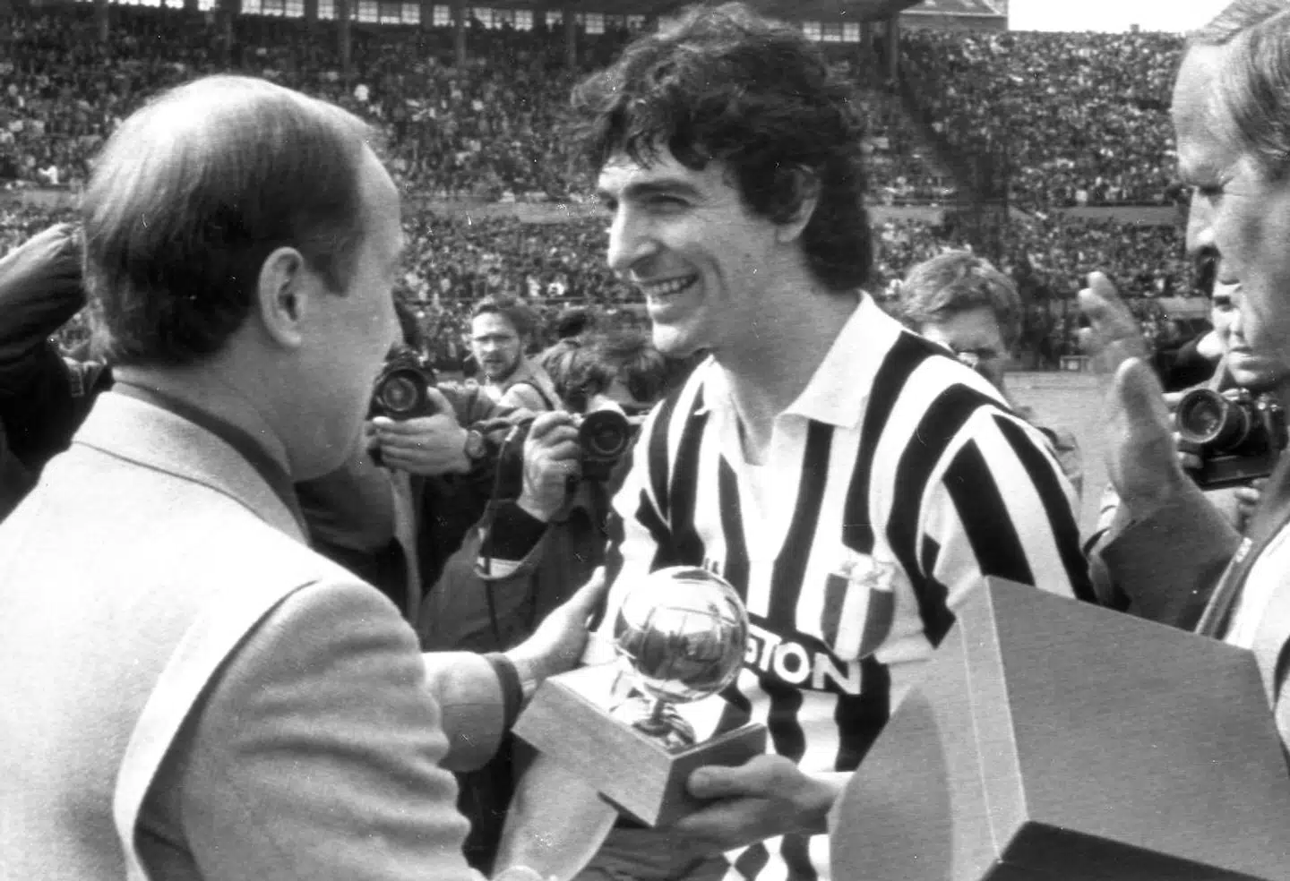 Paolo Rossi modtager her Ballon d'Or som den bedste spiller i Europa i 1983. Dengang spillede han for Juventus.