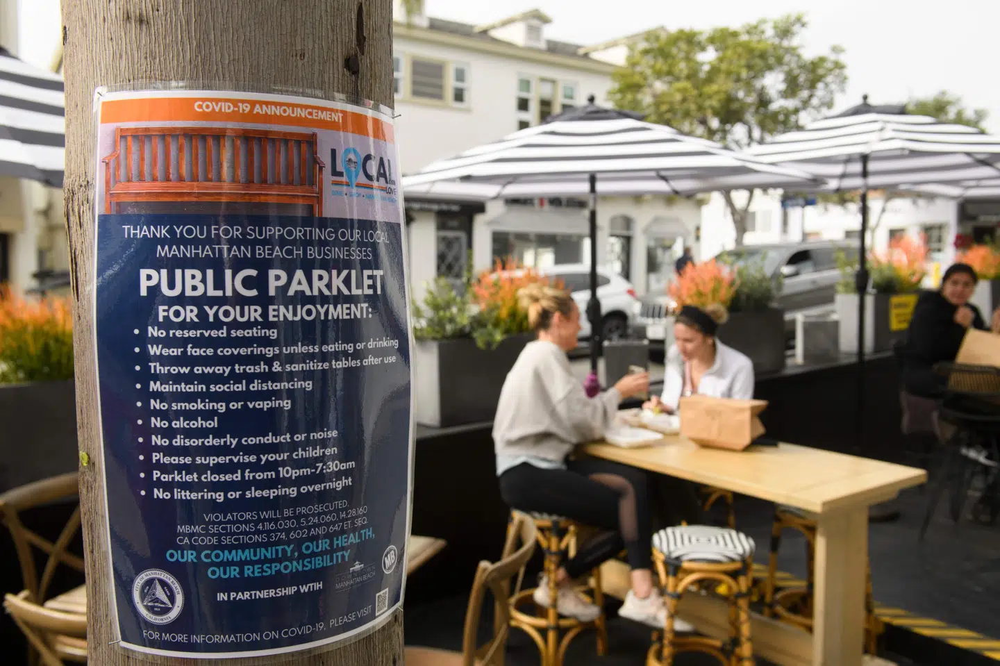 USA er det land i verden med flest bekræftede smittetilfælde og coronarelaterede dødsfald. Her ses folk på Manhattan Beach i delstaten Californien lørdag. Patrick T. Fallon/Ritzau Scanpix