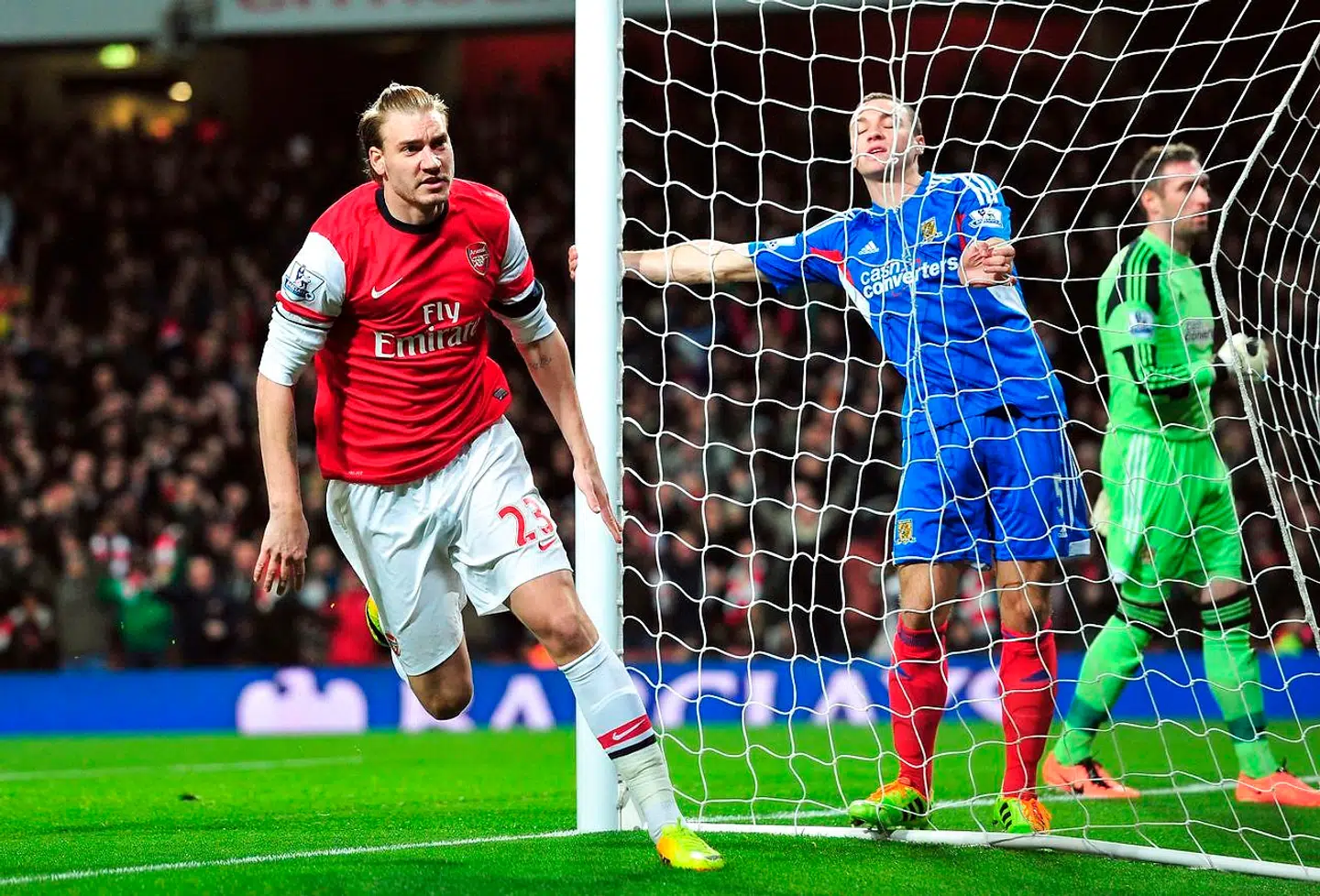 Bendtner jubler efter en scoring mod Hull i december 2013.