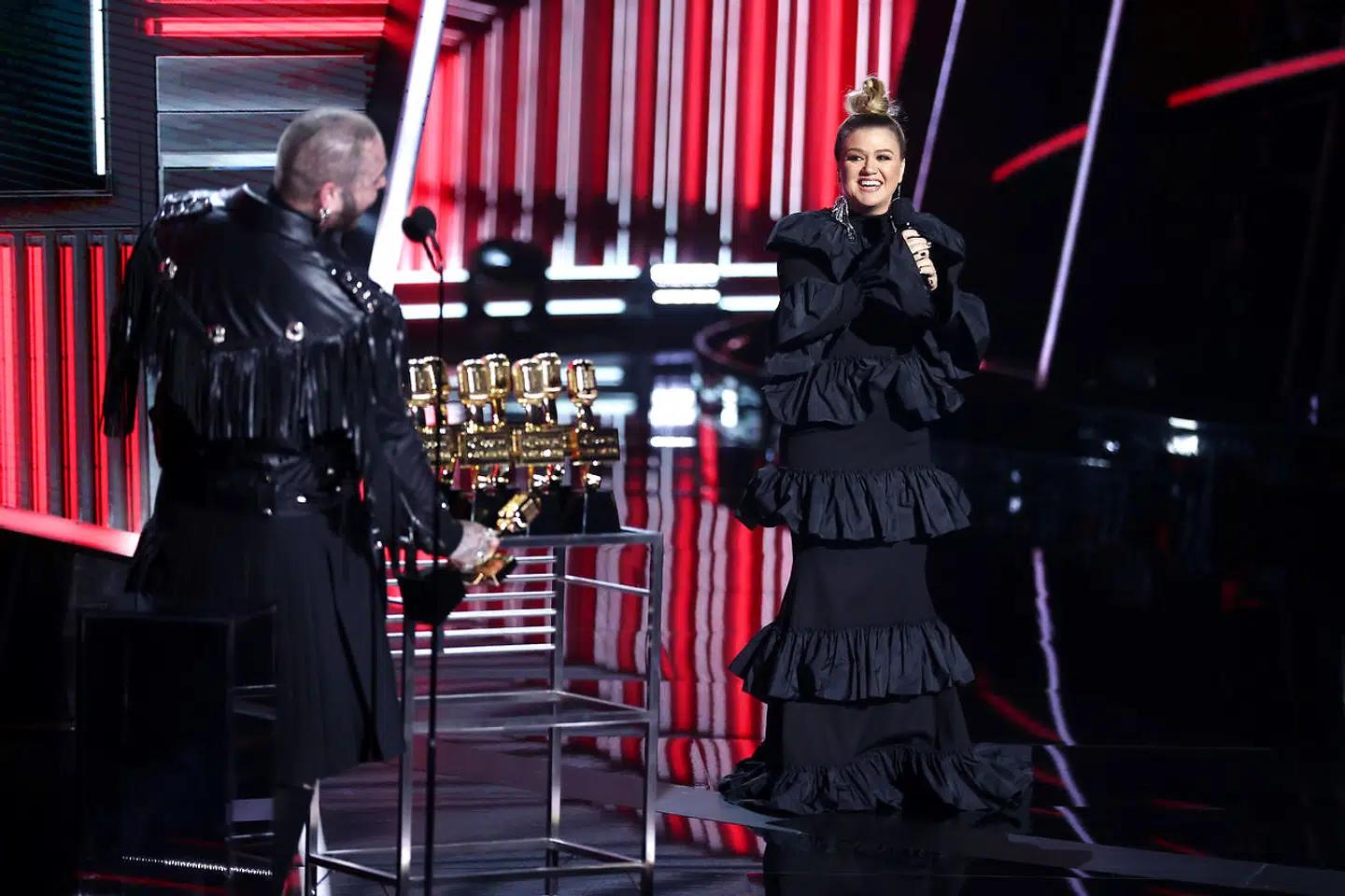 Post Malone sammen med Kelly Clarkson i dette år 'The Voice' i USA. Den løn hun tjener i programmet indgår nu i skilsmissedramaet mellem hende og hendes eksmand.