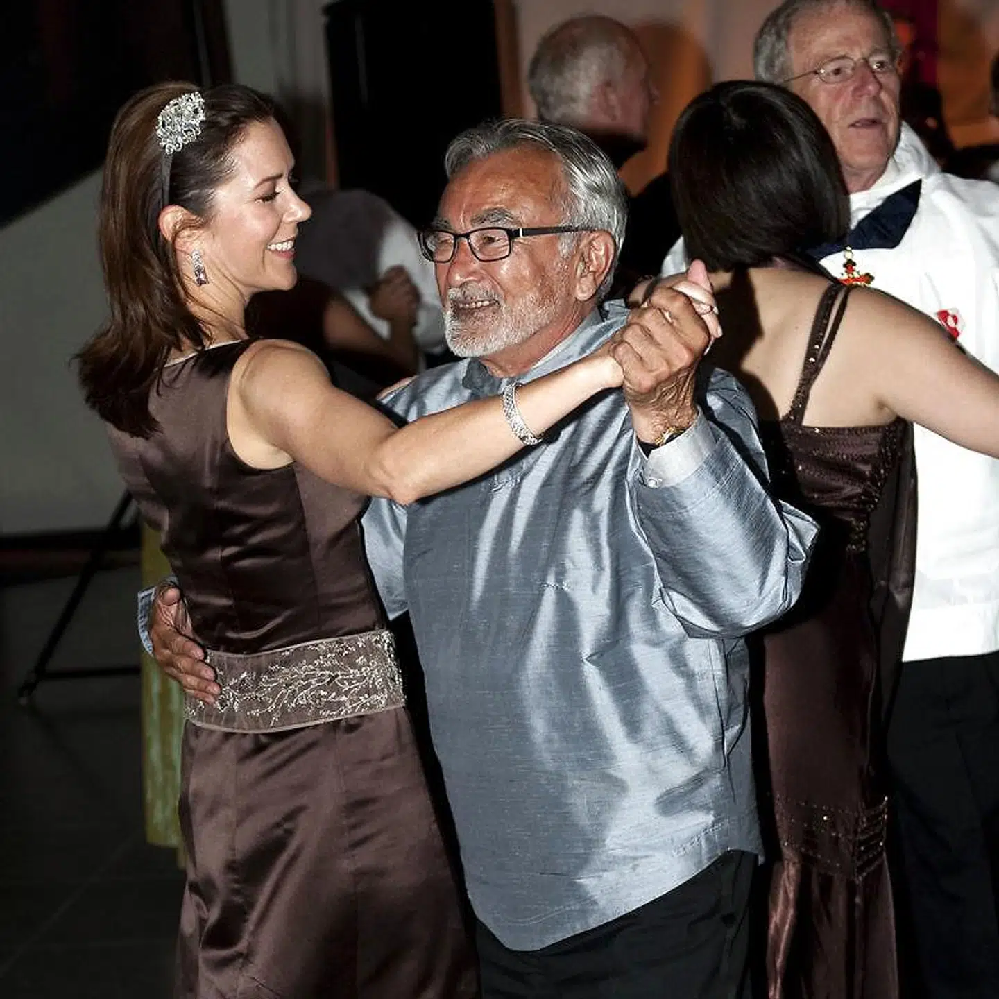 Da Nukâka Coster-Waldaus far, Josef Motzfeldt, i 2009 som formand for det grønlandske landsting modtog selvstyreloven, fik han til efterfesten en dans med kronprinsesse Mary.