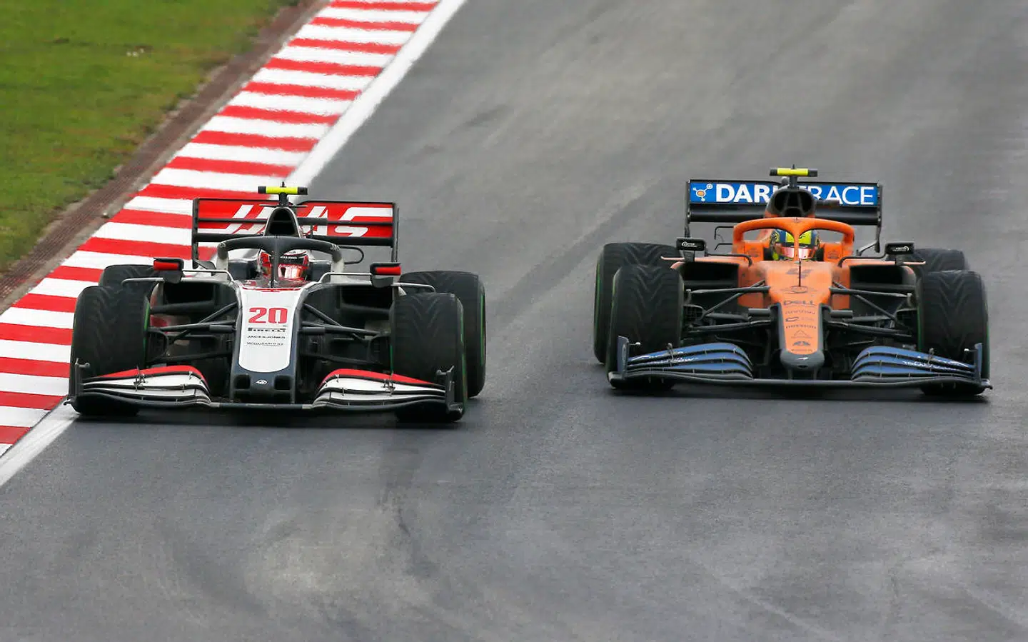 Sidste måned meldte Kevin Magnussen ud, at denne sæson blev hans sidste for Haas i denne omgang. Her ses han (tv.) ved det tyrkiske Grand Prix i direkte duel med Lando Norris.