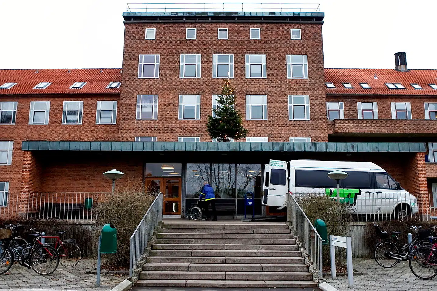 Coronavirus »trækker rigtig mange ressourcer og giver os mange restriktioner,« forklarer Kirsten Wisborg, som er vicedirektør på Bispebjerg Hospital, da B.T. konfronterer hende med Anne Mette Christiansens opkald fra læge på sygehuset om, at hun havde kræft. En oplysning hun specifikt havde bedt om ikke bare blev givet via telefon, men ved en samtale på hospitalet.