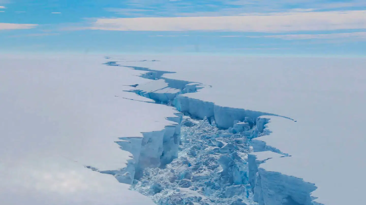 TO GO WITH AFP PACKAGE : Fifth anniversary of Paris Agreement on climate change - (FILES) In this file screengrab made on July 14, 2017 from a video released by the British Antarctic Survey shows the rift in the Larsen C Ice Shelf, on the Antartic Peninsula, in February 2017. - Observations from February 2017 show the growing crack in the ice shelf which suggests that an iceberg with an area of more than 5, 000 km² is likely to calve soon. (Photo by STRINGER / BRITISH ANTARCTIC SURVEY / AFP) / TO GO WITH AFP PACKAGE : Fifth anniversary of Paris Agreement on climate change - RESTRICTED TO EDITORIAL USE - MANDATORY CREDIT "AFP PHOTO / BRITISH ANTARCTIC SURVEY" - NO MARKETING NO ADVERTISING CAMPAIGNS - DISTRIBUTED AS A SERVICE TO CLIENTS - NO RESALE / BEST QUALITY AVAILABLE