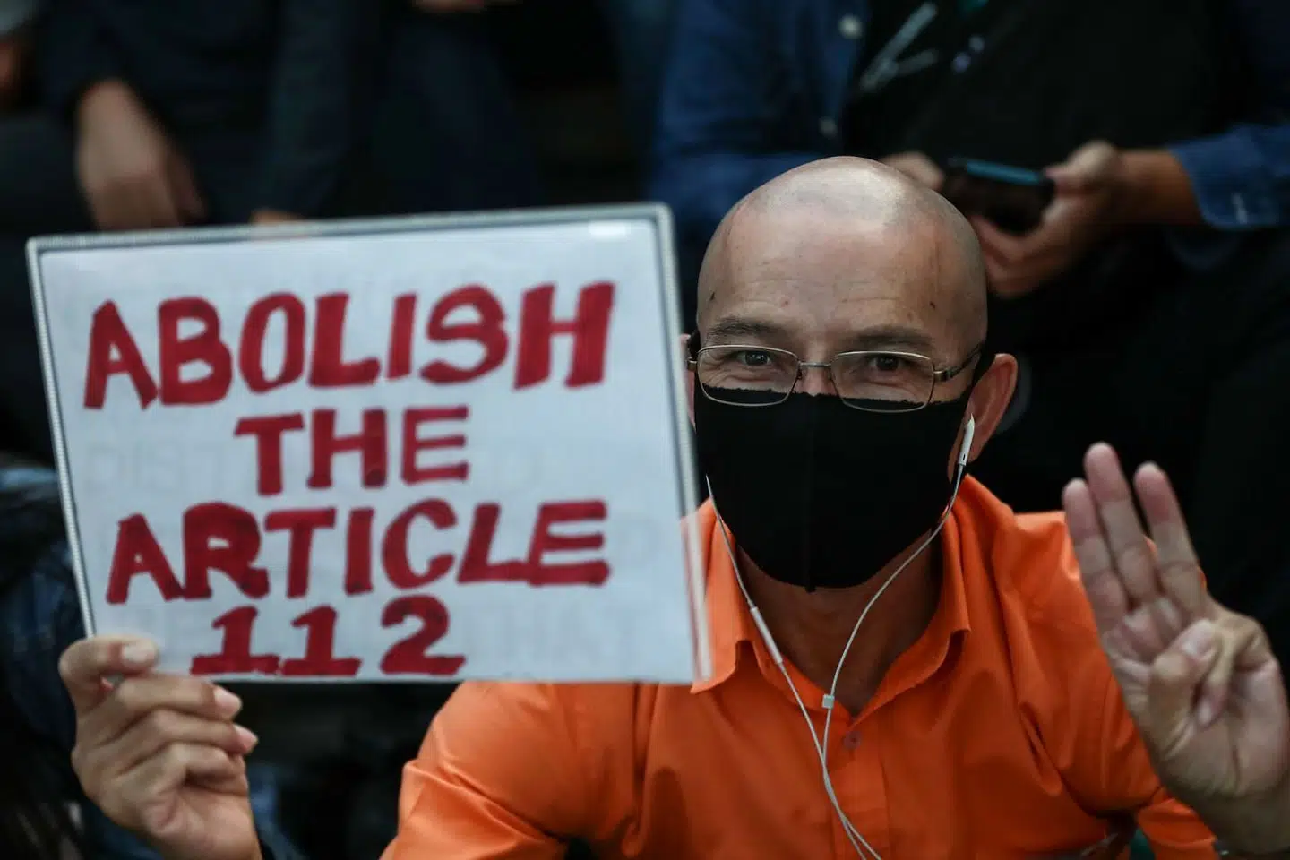 Denne demonstrant giver en trefingret hilsen, mens han tager del i opfordringen til at stoppe artikel 112.