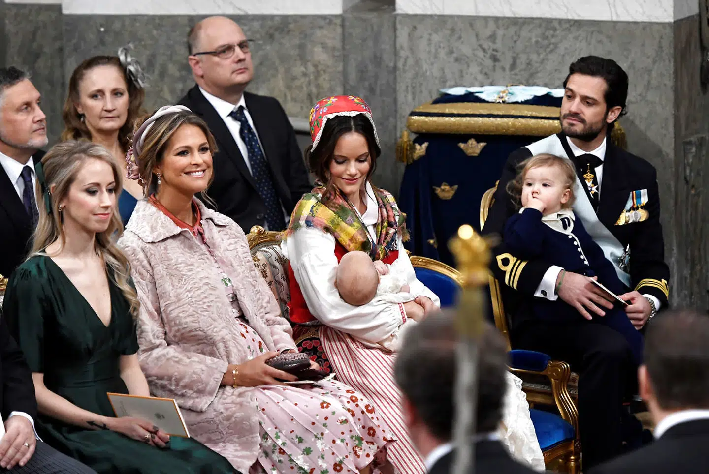 Her prinseparret under deres yngste søns dåb i december 2017. Til venstre i billedet ses prinsesse Madeleine og prinsesse Sofias søster.
