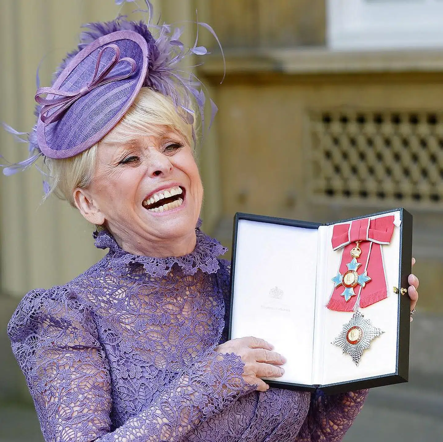Barbara Windsor på Buckingham Palace i marts 2016, hvor hun blev slået til ridder.