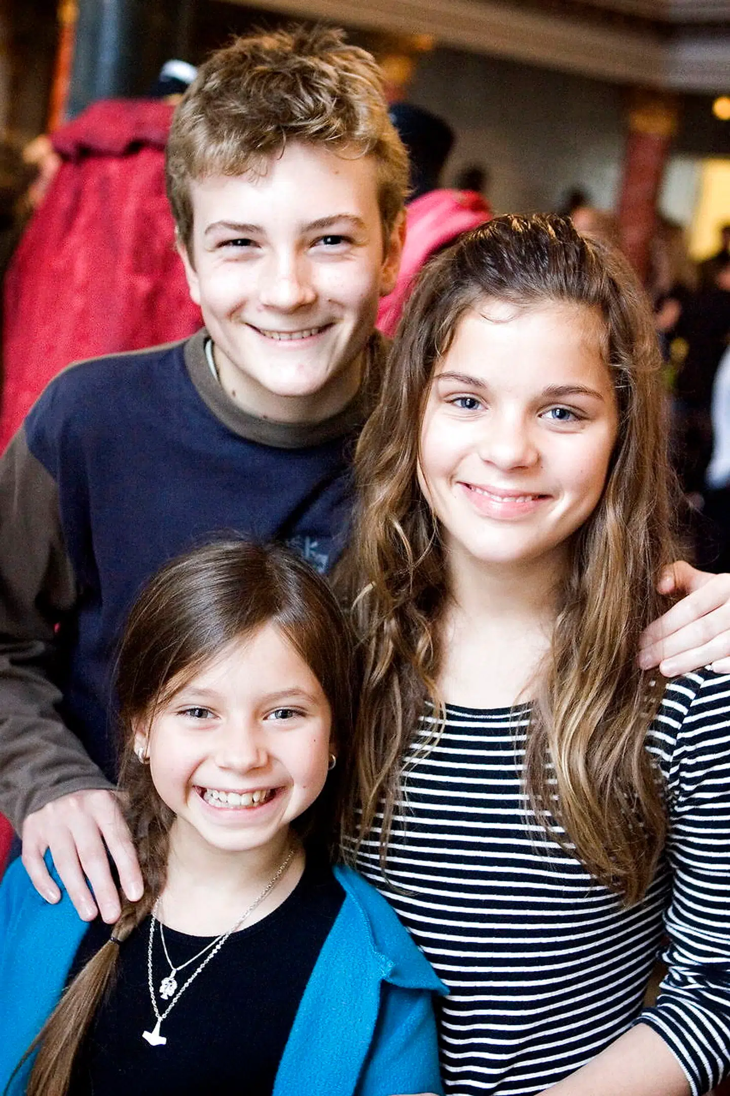 Lukas Schwartz Torsteinsson, der spiller Jonas, Laura Østergaard Buhl, der spiller Sofie, og Clara Bahamondes, der spiller Emma.