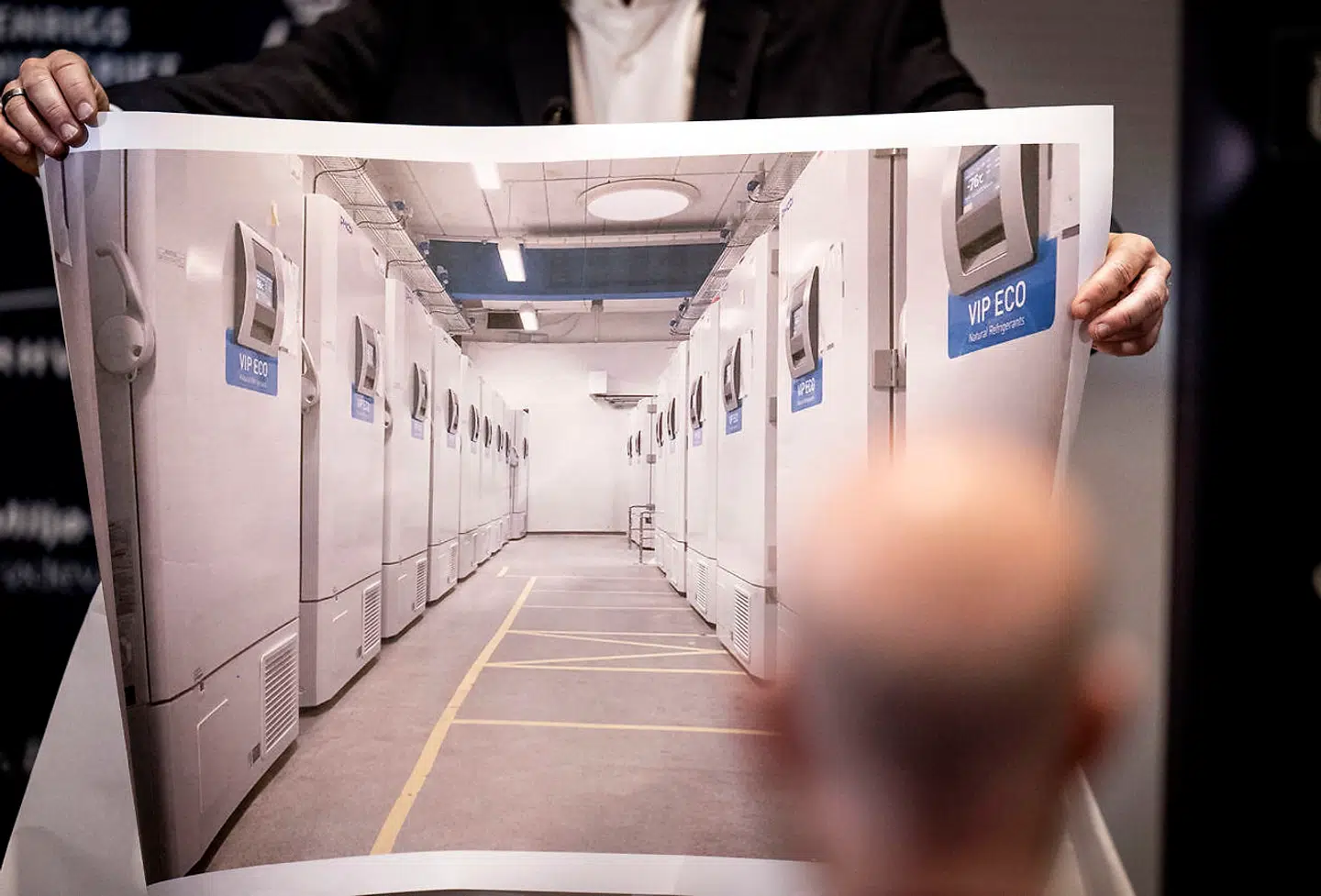 Direktør i Statens Serum Institut Henrik Ullum viser billede af frysere til covid-19 vaccinen under pressemøde i Eigtveds Pakhus om status på COVID-19 i Danmark, herunder udvidelse af skærpede tiltag og restriktioner torsdag den 10. december 2020. For første gang er der flere end 3000 coronasmittede. Skoler og restauranter lukker i endnu 31 kommuner. Bliv hjemme, siger statsministeren. Det skriver Ritzau, torsdag den 10. december 2020.. (Foto: Liselotte Sabroe/Ritzau Scanpix)