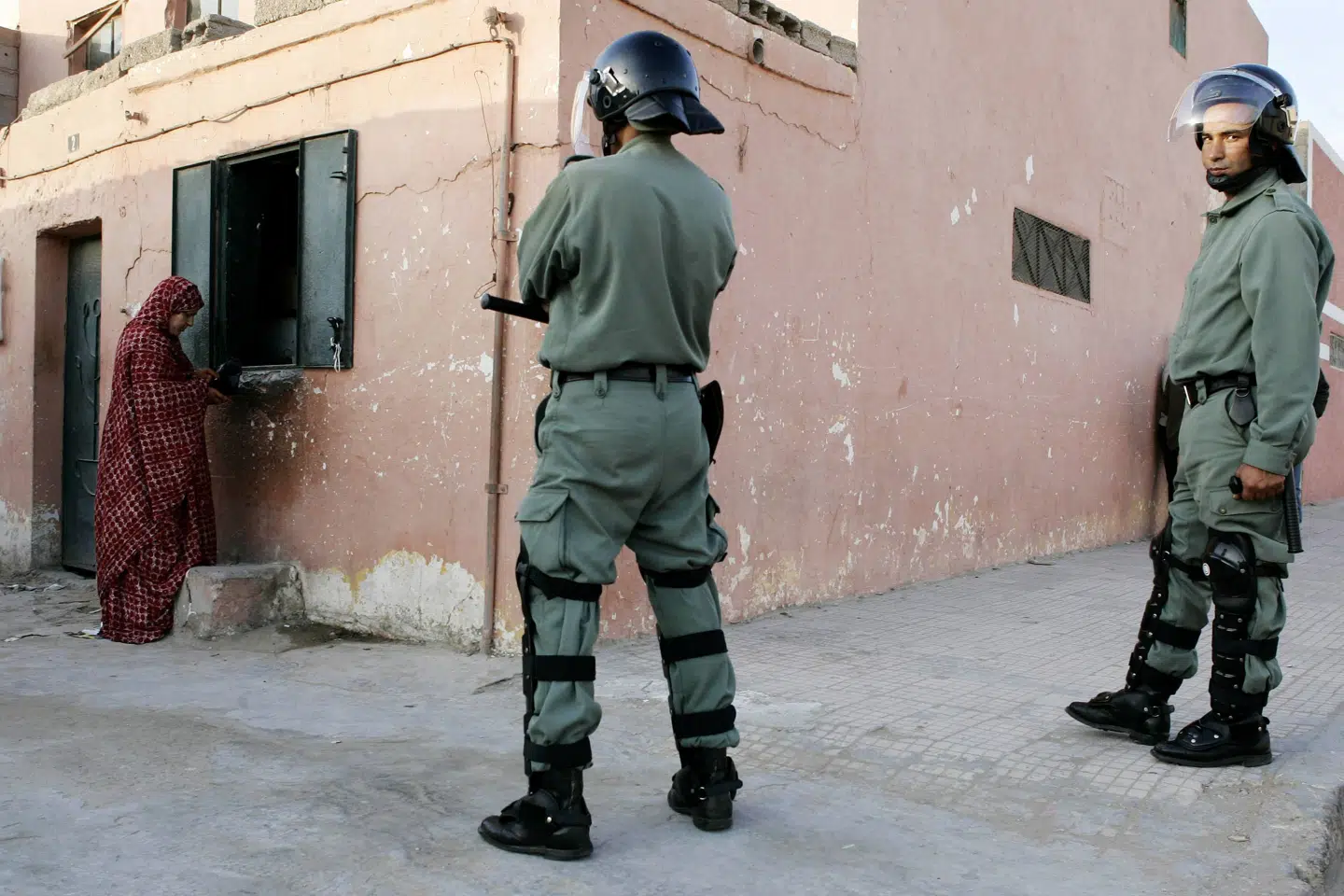 Marokkansk politi patruljerer i gaderne i El Aaiun, der er hovedby i Vestsahara, hvor saharawi-befolkningen tilbage i 1970'erne blev lovet en afstemning om selvstændighed. Den kom aldrig. Nu har Trump anerkendt Marokkos suverænitet over det omstridte område i Vestafrika. (Arkivfoto) Juan Medina/Reuters