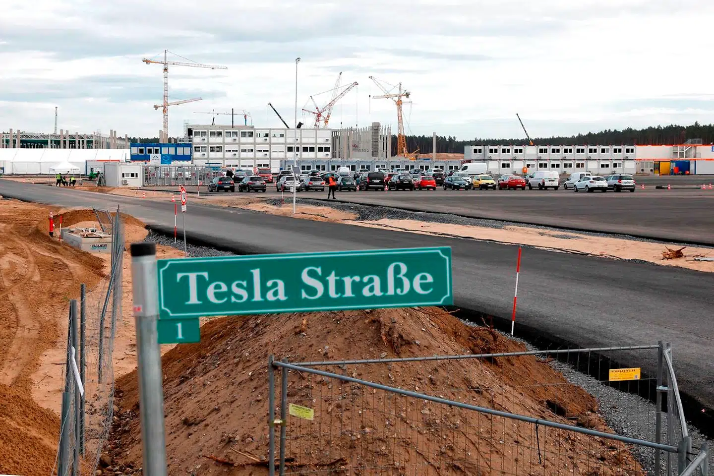 'Tesla Vej' står der på vejskiltet udenfor byggepladsen i Grünheide, hvor Teslas nye gigafabrik skal opføres.