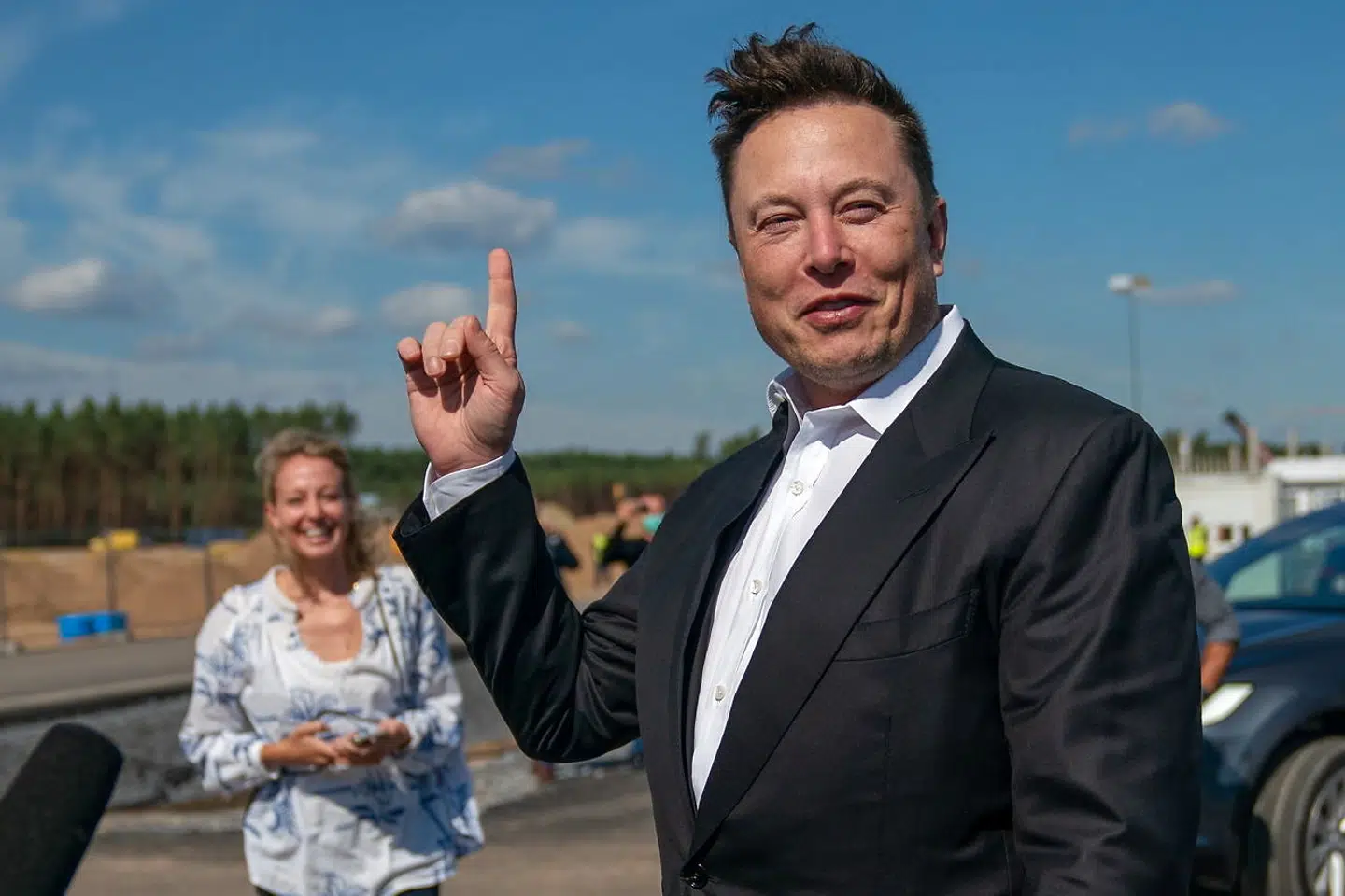 Direktør Elon Musk står, hvor den nye europæiske fabrik skal bygges i Tysland.