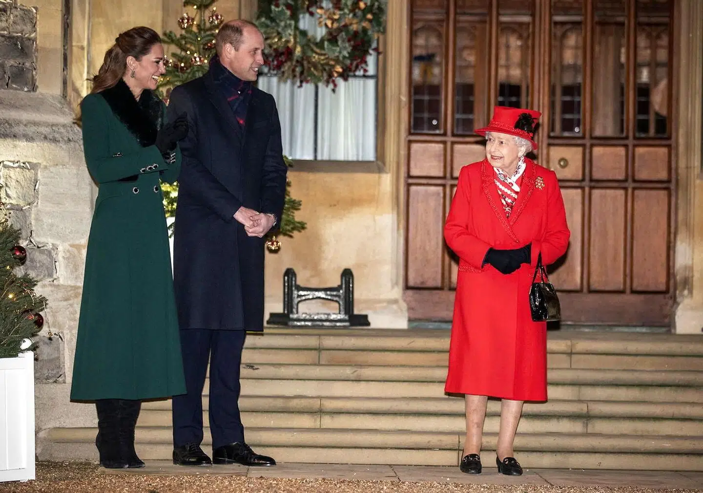 Dronning Elizabeth tager imod parret, der er hjemvendt fra deres tur rundt i England, Skotland og Wales.