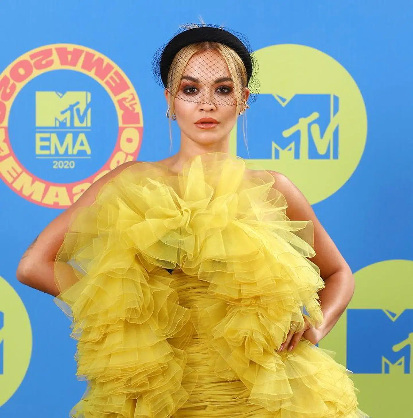 Rita Ora var klædt helt i gult forud for MTV EMA's for en måned siden.