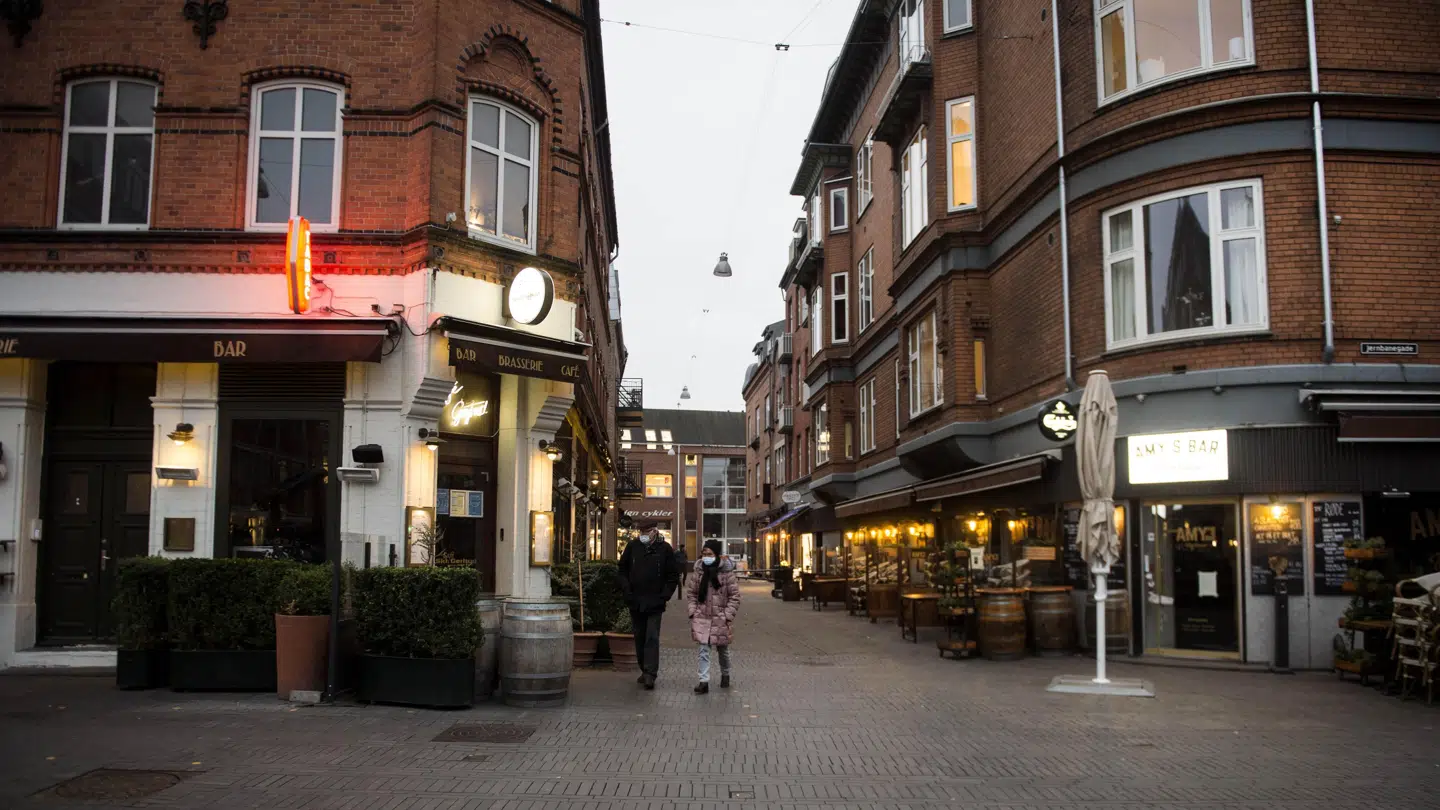 Restauranter og beværtninger i 38 restriktionsramte kommuner kan fremover få lønhjælp til den del af, som ikke kan deltage i salg ud af huset. (Arkivfoto) Tim Kildeborg Jensen/Ritzau Scanpix