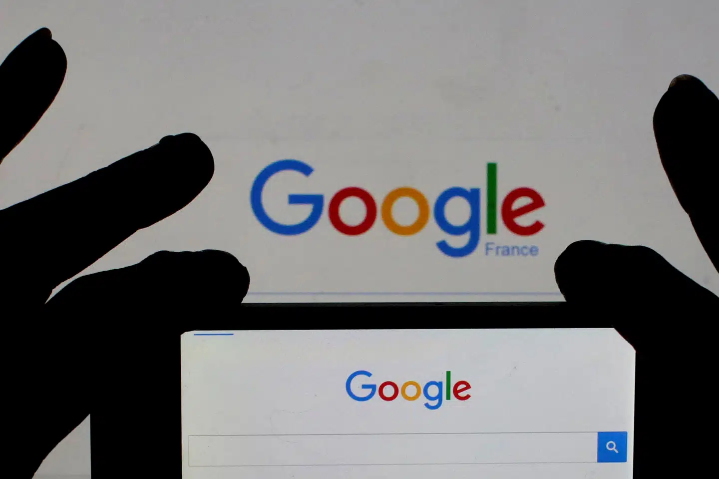 I Frankrig har databeskyttelsestilsynet, CNIL, idømt to af Googles enheder en bøde på i alt 100 millioner euro. Det er omkring 750 millioner kroner. Eric Gaillard/Reuters