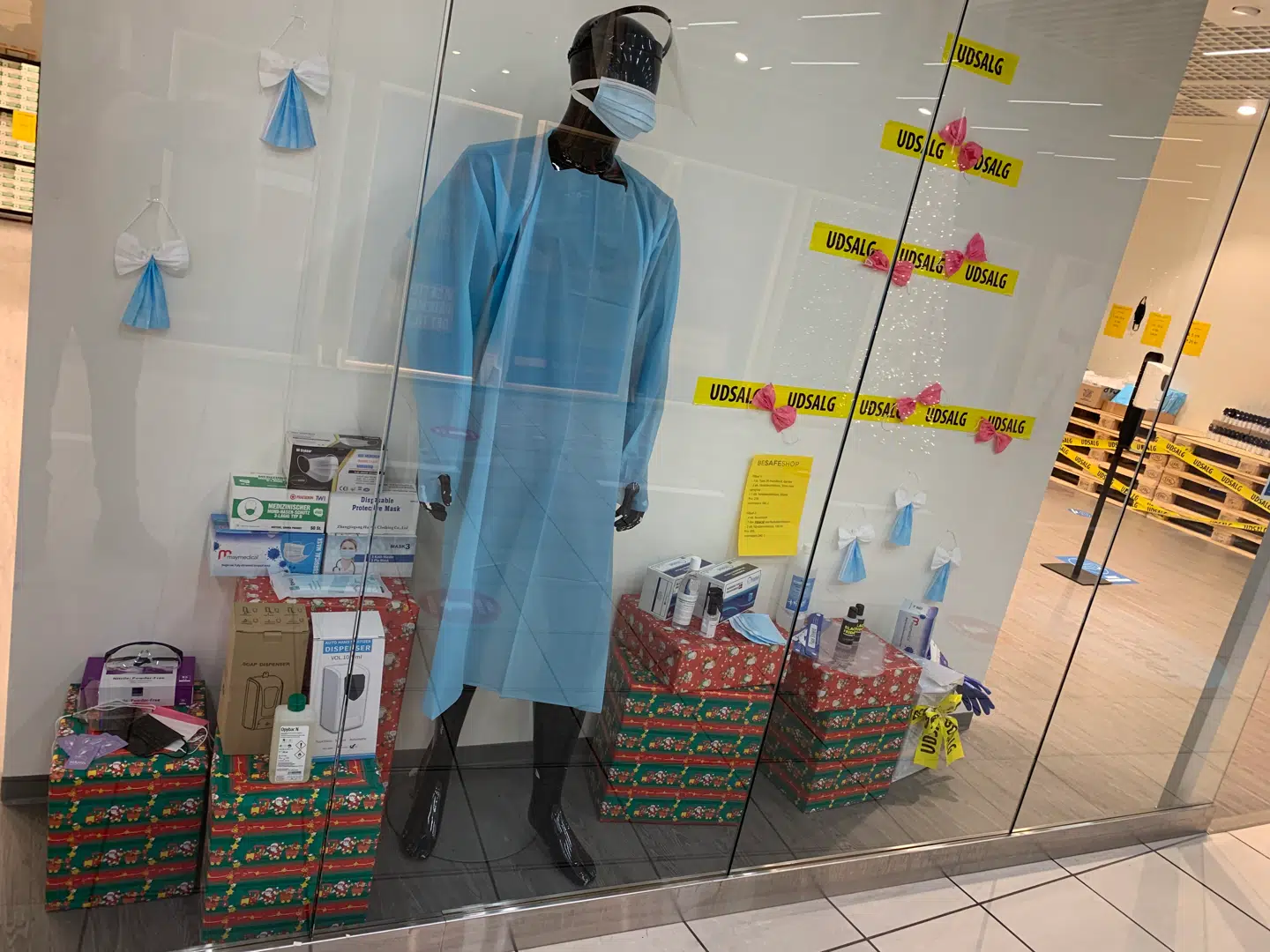 'Bjarne fra Vejle' kalder butikschefen denne herre i glasmontren, som viser lidt af udvalget i pop op-butikken. Foto: Jens Anton Havskov