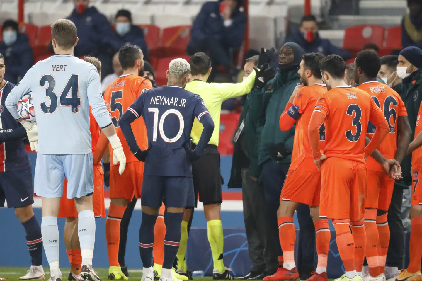 Bølgerne gik højt, inden spillerne fra Paris Saint-Germain og Basaksehir valgte at udvandre fra tirsdagens Champions League-kamp. Charles Platiau/Reuters