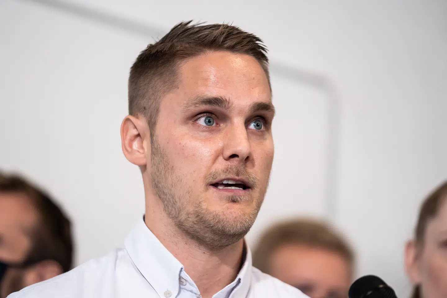 Partileder Henrik Vindfeldt under Veganerpartiets pressemøde i forsamlingshuset på Onkel Dannys Plads i København mandag den 28. september 2020. Han sidder sammen med sin kæreste og en bekendt onsdag på anklagebænken i sag om husfredskrænkelse på en svinefarm Emil Helms/Ritzau Scanpix