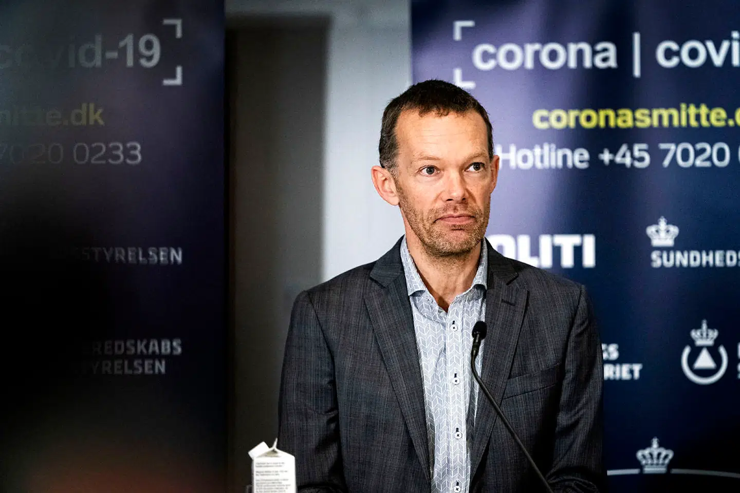 Erik Brøgger Rasmussen fra Udenrigsministeriet på et af de mange pressemøder i foråret, hvor han orienterede om coronasituationen i forholdet til rejser i udlandet. (Arkivfoto).