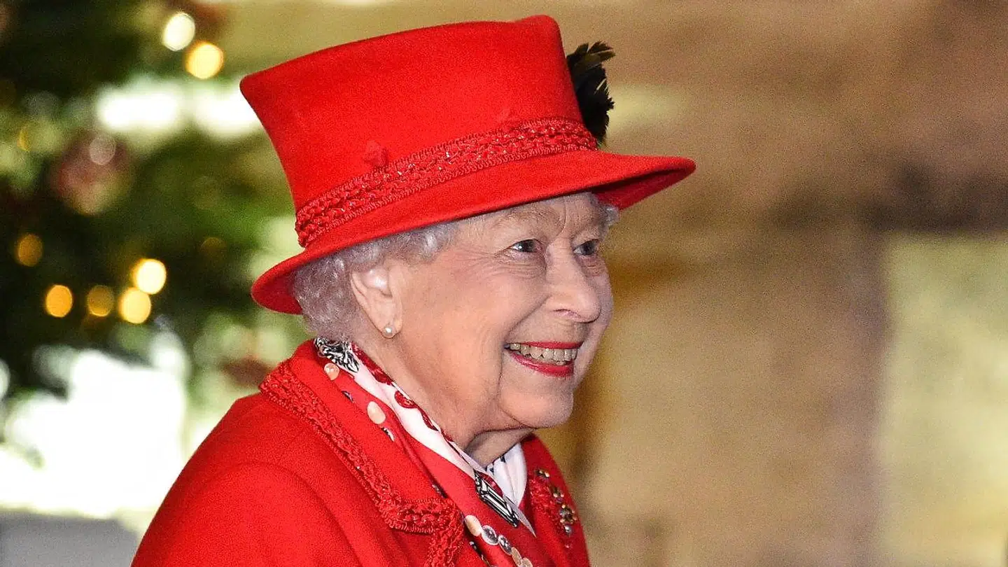 Dronning Elizabeth så ganske glad ud for at få Kate og William tilbage fra togturen.