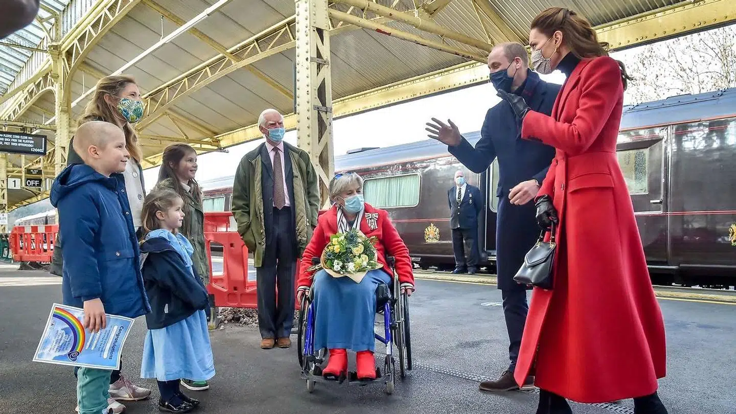 Det var populært, at Kate og William rejste rundt i landet for at takke sundhedspersonalet og andre.