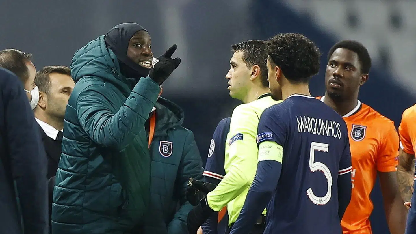 Demba Ba (tv.) var stærkt utilfreds med kampens fjerdedommer.