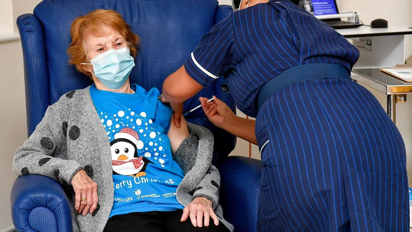 Margaret Keenan, 90, modtog tirsdag som den første patient i Storbritannien – og i verden – Pfizer/BioNtech-vaccinen mod covid-19.
