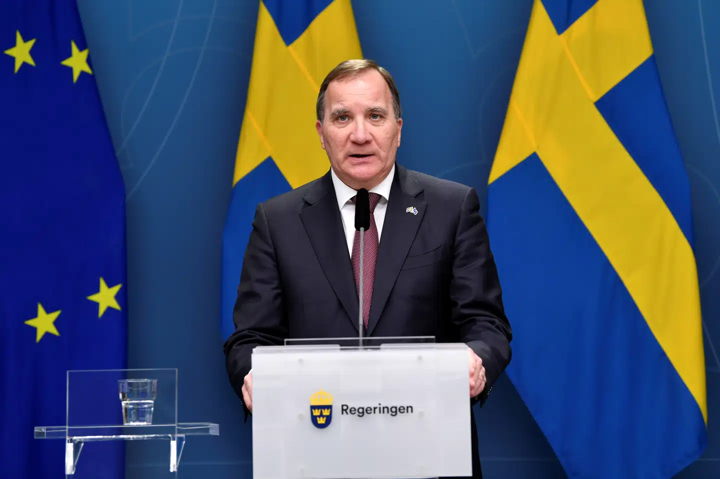 - Otte personer er den nye norm. Det gælder selv jul og nytår, siger Löfven. Tt News Agency/Reuters