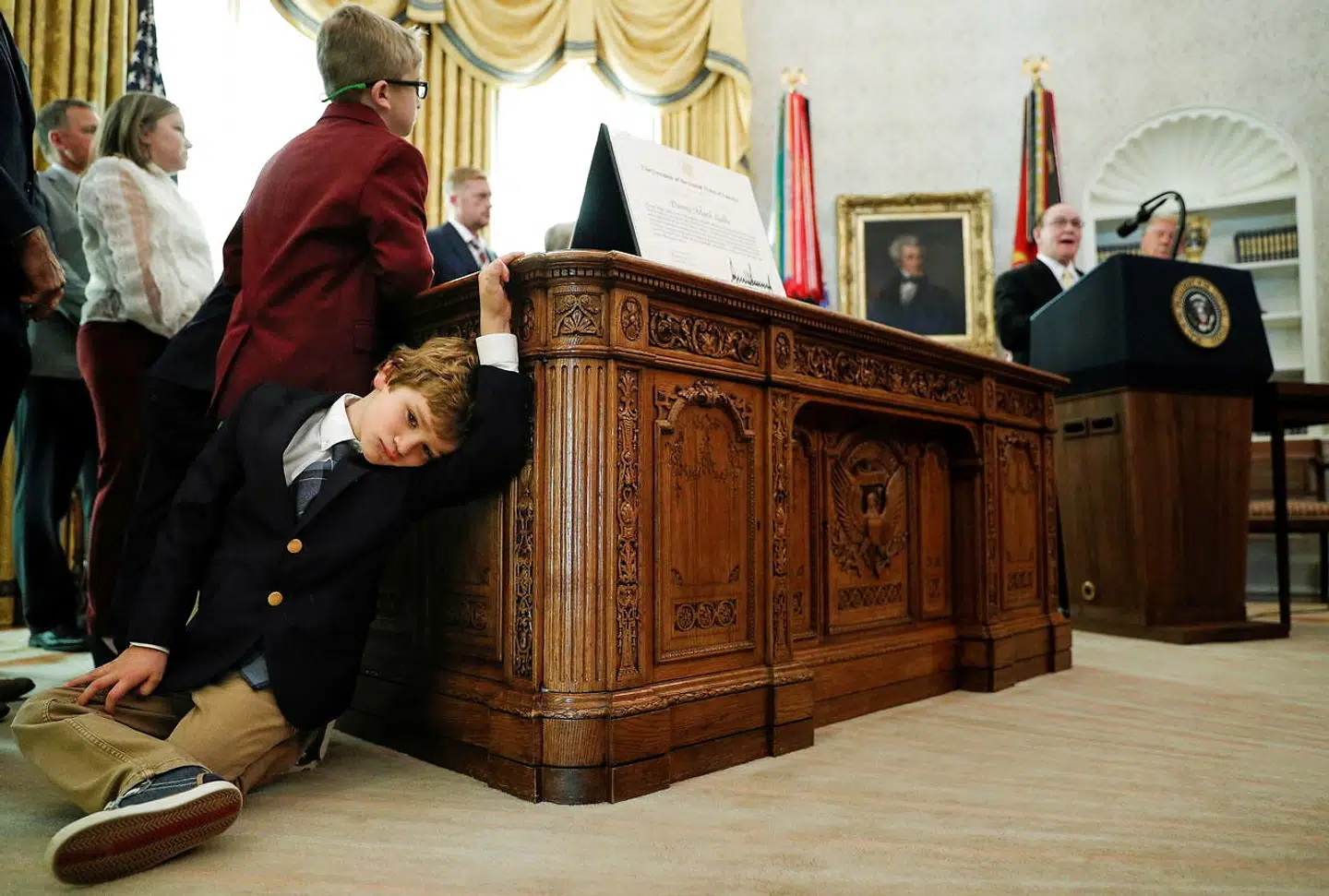 Seks-årige Sammy Olszta kedede sig tydeligvis bravt, da hans bedstefar Dan Gable mandag modtog den fornemmeste hædersbevisning en civil amerikaner kan få af Donald Trump.