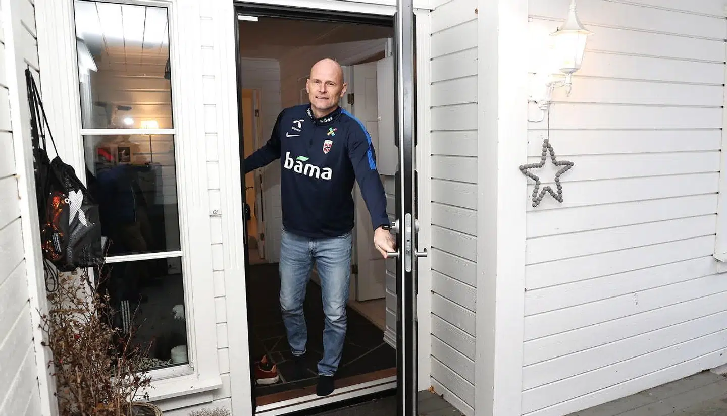 Ståle Solbakken blev onsdag præsenteret som norsk landstræner på et virtuelt pressemøde, mens han sad i isolation i hjemmet i Hamar.