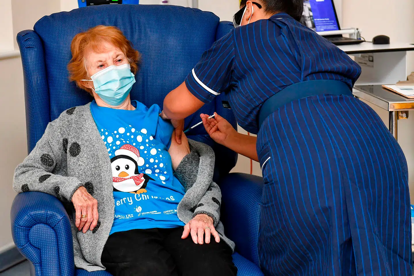 Margaret Keenan, 90, er den første i Storbritannien til at modtage Pfizer/BioNtech-vaccinen.