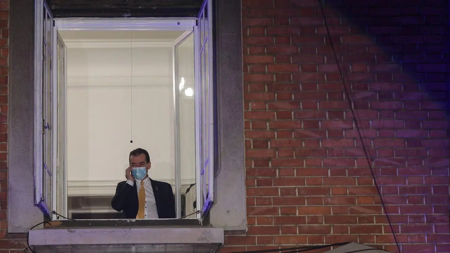 Rumæniens premierminister, Ludovic Orban, under et telefonopkald den 6. december.