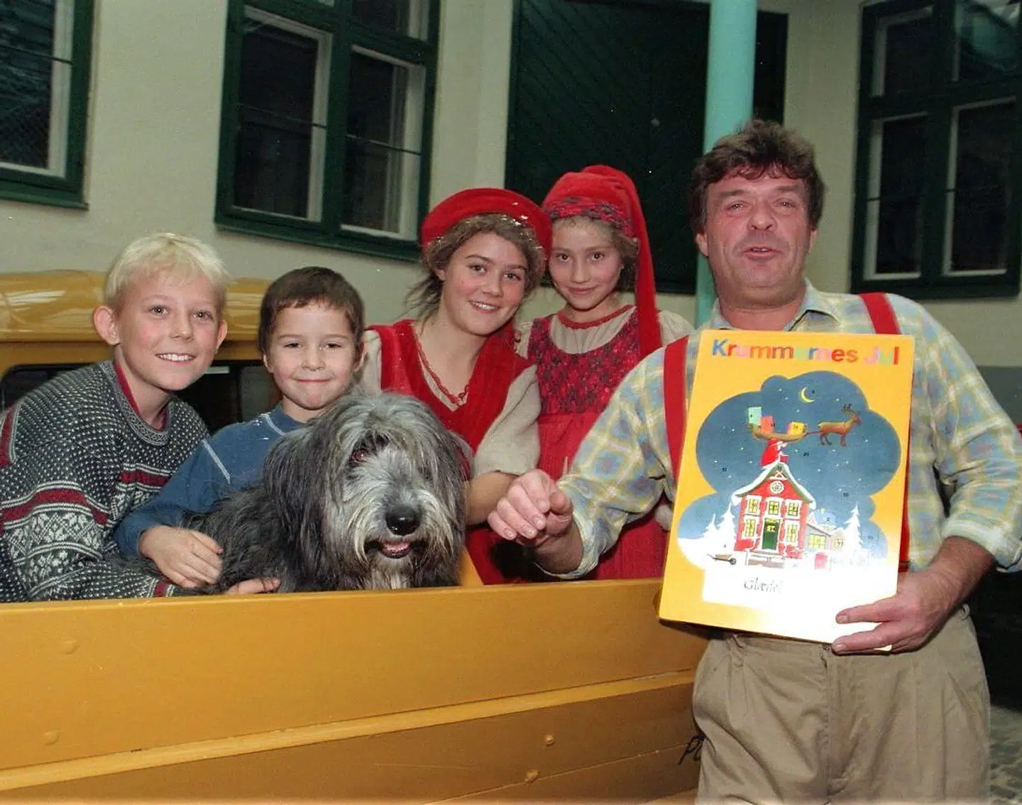 'Krummernes jul' fra 1996 bliver formentlig aldrig genudsendt. Her ses Per Damgaard som Krumme, Lukas Graham-forsangeren Lukas Forchhammer som Grunk, nissepigerne Stella og Nova i skikkelse af Sofie Lassen-Kahlke og Stephanie Leon samt Dick Kaysø som faren.