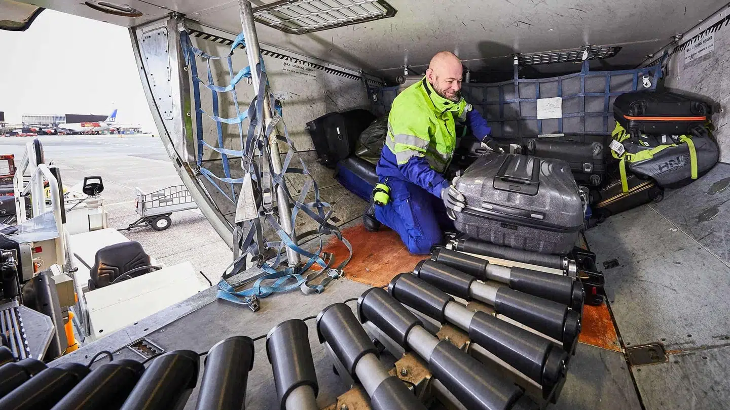 Power Stow er et redskab til at transportere bagage ind og ud af fly.