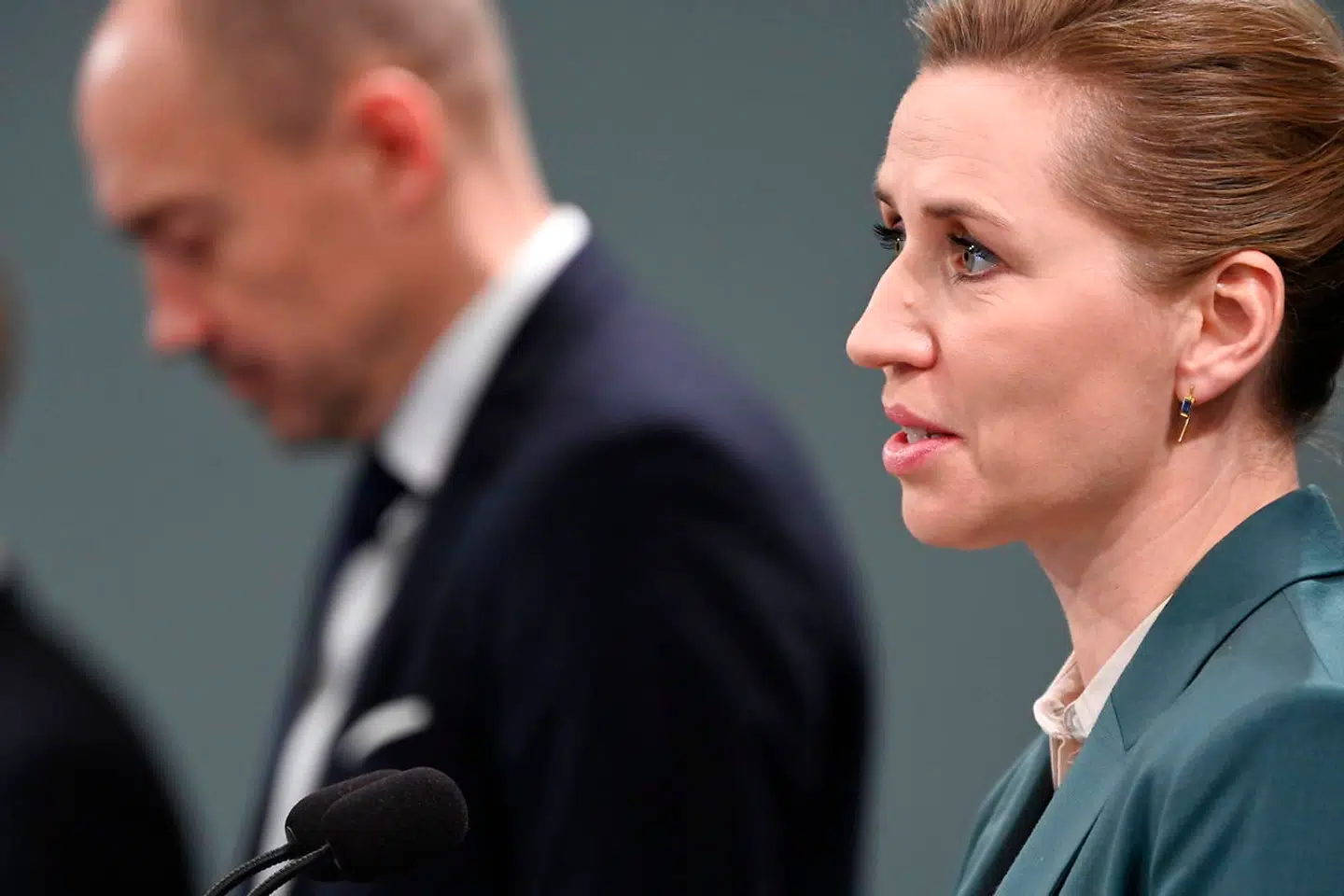 Statsminister Mette Frederiksen (S) varsler en delvis nedlukning i København, Odense, Aarhus og en række kommuner i hovedstaden og på Sjælland. Pressemødet bliver holdt i Spejlsalen i Statsministeriet mandag 7. december 2020. Ud over statsministeren deltager sundheds- og ældreminister Magnus Heunicke (S), rigspolitichef Thorkild Fogde, direktør i Statens Serum Institut (SSI) Henrik Ullum samt direktør for Sundhedsstyrelsen Søren Brostrøm.