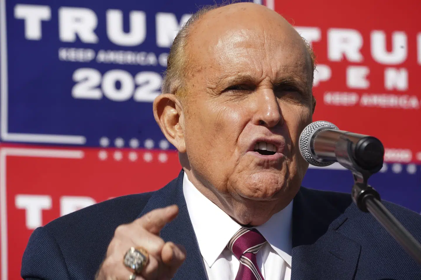Den tidligere New York-borgmester Rudy Giuliani, der er præsident Donald Trumps personlige advokat, er indlagt på et hospital i Washington. Han er indlagt, efter at han blev smittet med covid-19. Det skriver The New York Times. Bryan R. Smith/Ritzau Scanpix