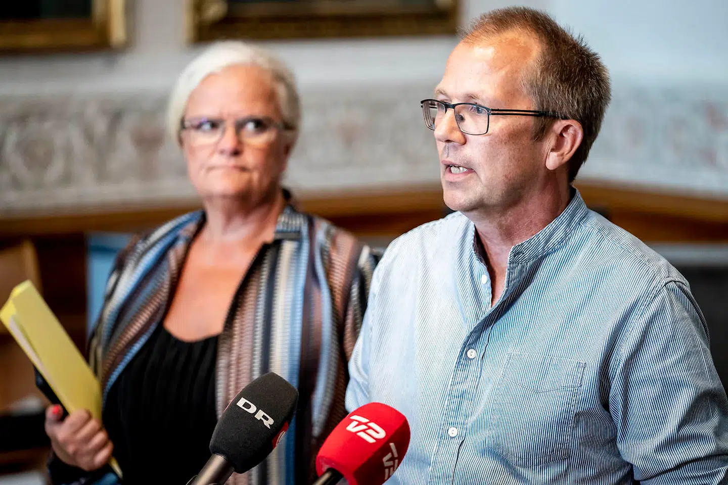 Peder Hvelplund (EL) og Liselott Blixt (DF) har begge flere spørgsmål til sundhedsminister Magnus Heunicke.