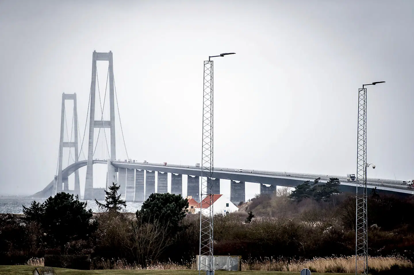 Hold godt fast i rattet og kør forsigtigt, hvis du skal over Storebælt mandag. Det blæser nemlig en del. (Arkivfoto)
