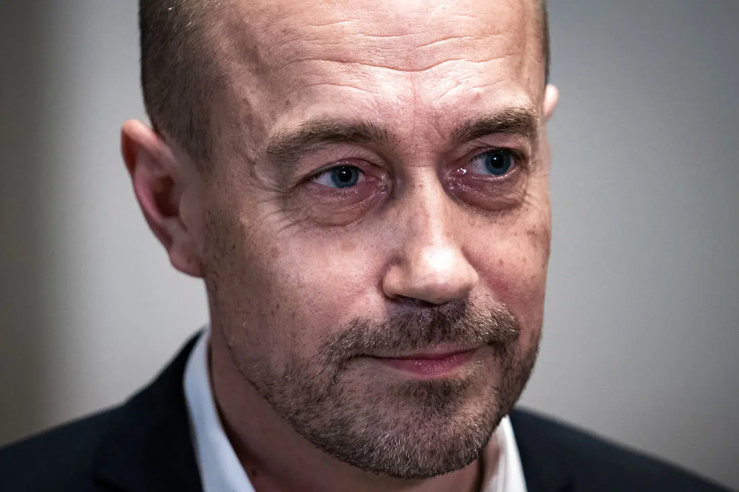 Søndag eftermiddag har sundhedsminister Magnus Heunicke (S) indkaldt Folketingets partier til et nyt møde mandag kl. 08:15, hvor der forventes at fremlægges bud på nye restriktioner.
