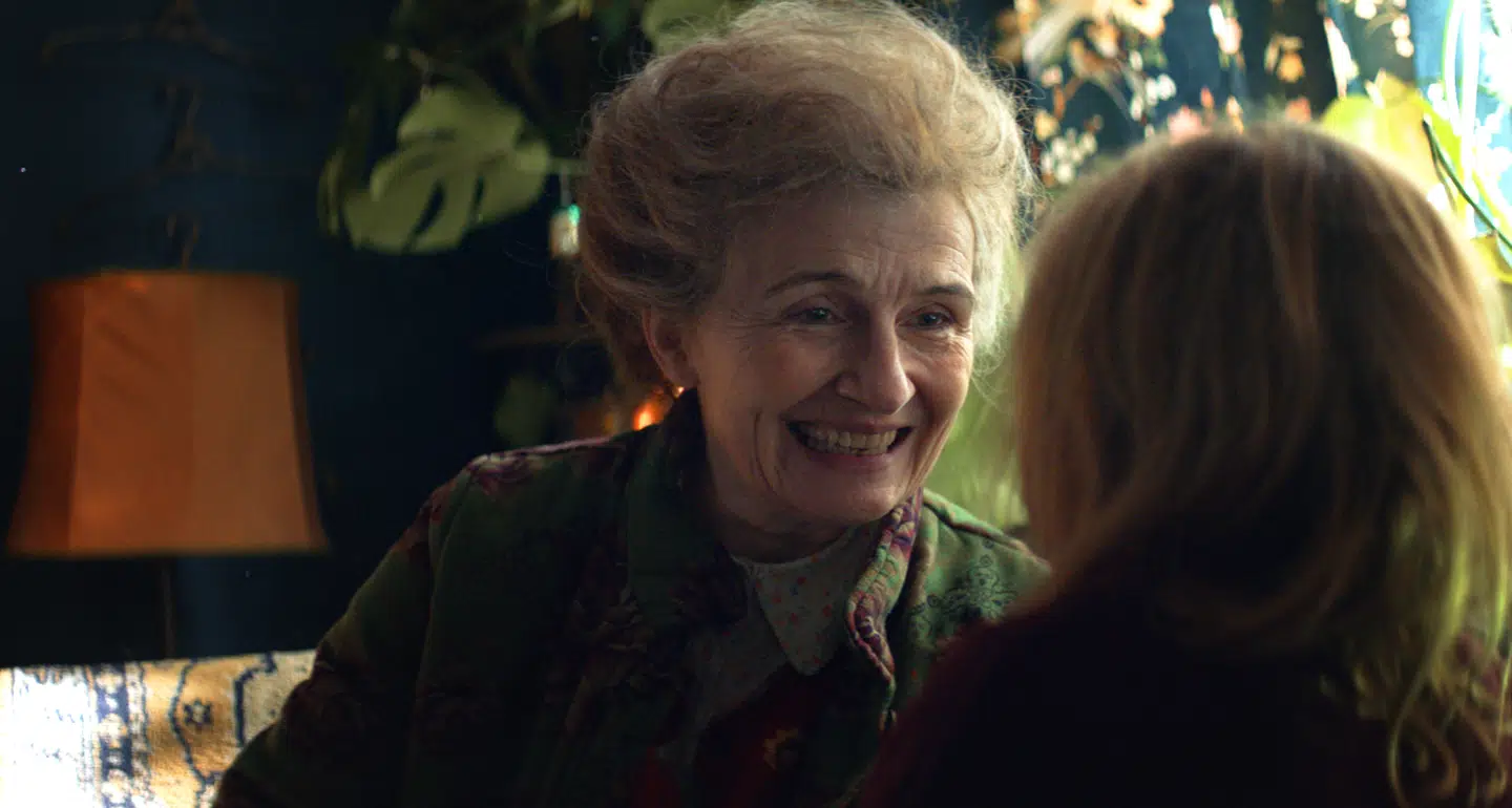 Bodil Jørgensen som børnenes mormor.